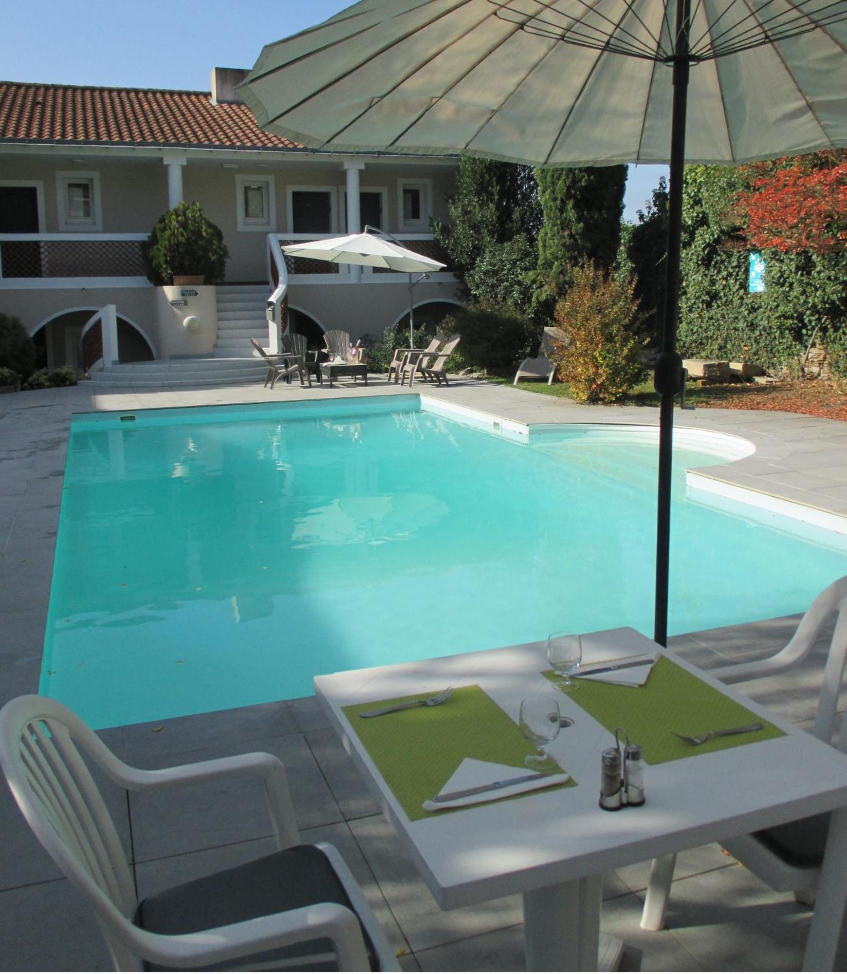 Hotel Restaurant Les Voyageurs Montaigu-Vendee Exterior foto