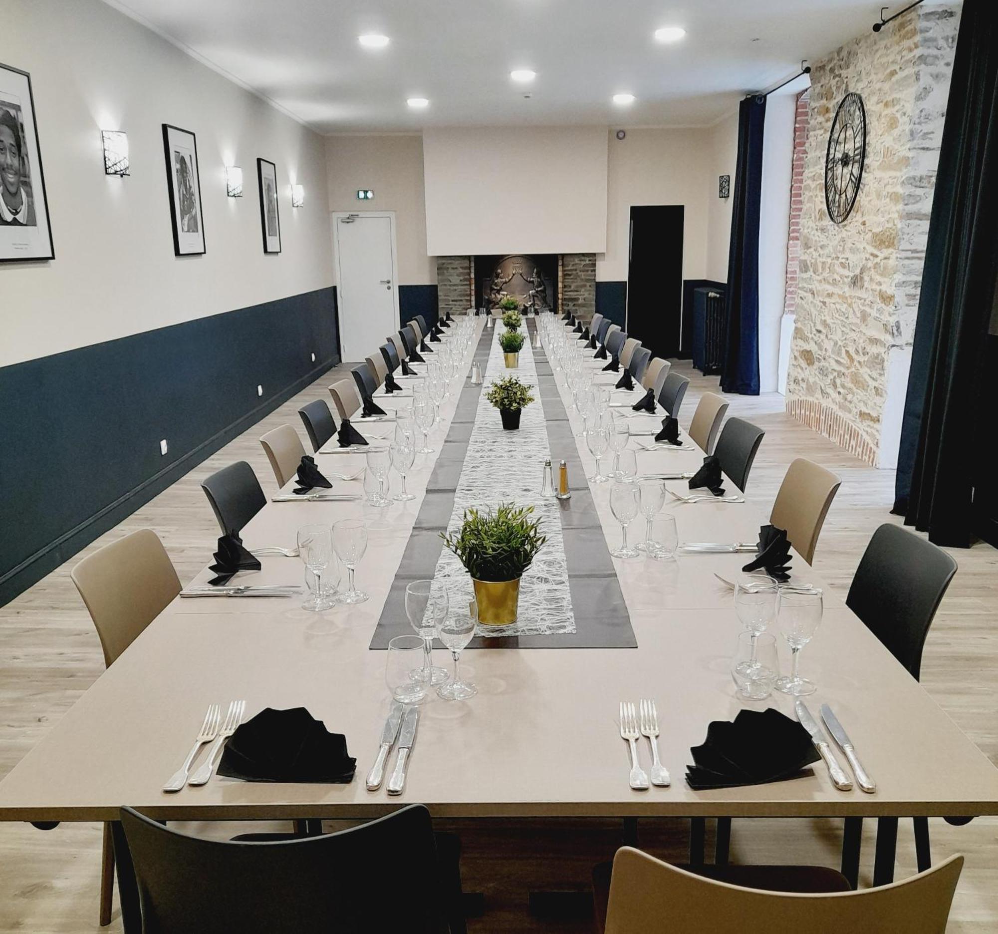 Hotel Restaurant Les Voyageurs Montaigu-Vendee Exterior foto